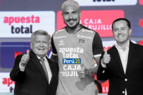 Paolo Guerrero junto a César y Richard Acuña en la UCV