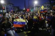 Cientos de residentes venezolanos en el Perú festejan en los alrededores de la embajada ubicada en la avenida Arequipa a medida que se conocen los resultados favorables a la oposición del gobierno de turno. Fotos: Mario Zapata / @photo.gec