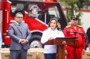 Dina Boluarte en ceremonia con los bomberos.