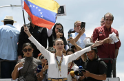 La líder de la oposición venezolana María Corina Machado (C) sostiene una bandera nacional en un camión durante una protesta convocada por la oposición para que se reconozca la 'victoria' electoral, en Caracas el pasado 17 de agosto de 2024. (Foto: AFP)