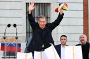 El candidato presidencial de la oposición venezolana, Edmundo González Urrutia, saluda desde el escenario durante la manifestación en Madrid (Foto: AFP)