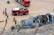 El bus cayó en la cuesta de la caleta El Ñuro en Talara