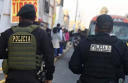 Policías vigilando paraderos de custers y buses en Lima