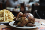 El pollo a la brasa es uno de nuestros platos bandera.