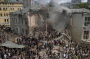 Rescatistas trabajan en el Hospital Infantil Ohmatdyt que resultó dañado durante los ataques con misiles rusos, en medio del ataque de Rusia a Ucrania, en Kiev. Foto Reuters