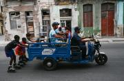 El ministro de Energía y Minas de este país señaló que el servicio estaría restablecido para la noche de este lunes. (Foto: Niños en patines se cuelgan de un carro durante el tercer día de un apagón masivo en La Habana el 20 de octubre de 2024/ AFP).