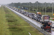 por seguridad. Miles vienen saliendo de la región amenazada.