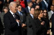 Biden y Harris, ambos vestidos con trajes oscuros, se pusieron las manos sobre el corazón antes de participar en una ceremonia oficial.