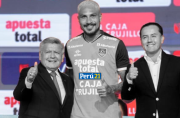 Paolo Guerrero junto a César y Richard Acuña en la UCV